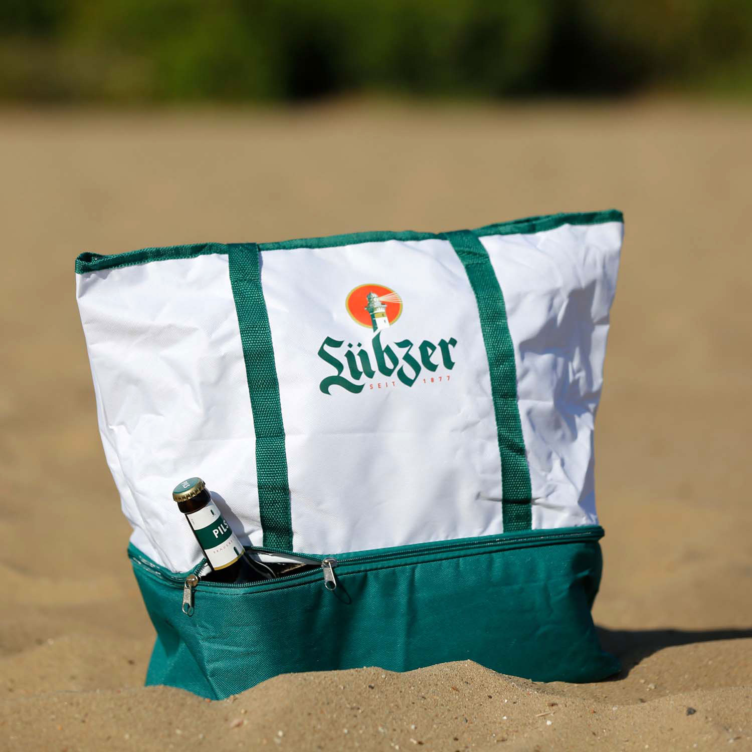 Lübzer Kühltasche, grün/weiß für den perfekten Tag am Strand